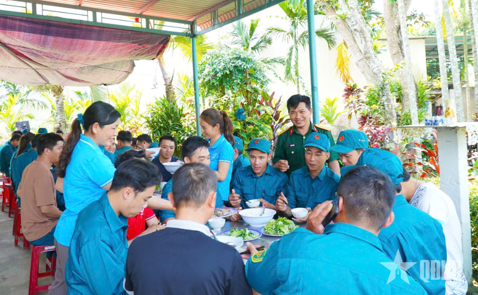 Chăm lo bữa ăn của dân quân mùa huấn luyện